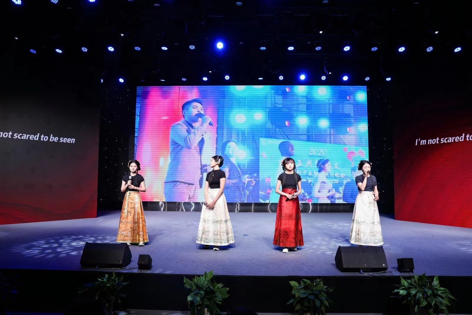 #俄罗斯美女留学生被中国簪花美哭#  能够看到了外国留学生也这么的喜欢我们的传统