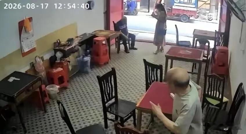 要赔偿的老人家属，接下来要面对这三个问题。
1、19000元拿着烫手，不止是网友