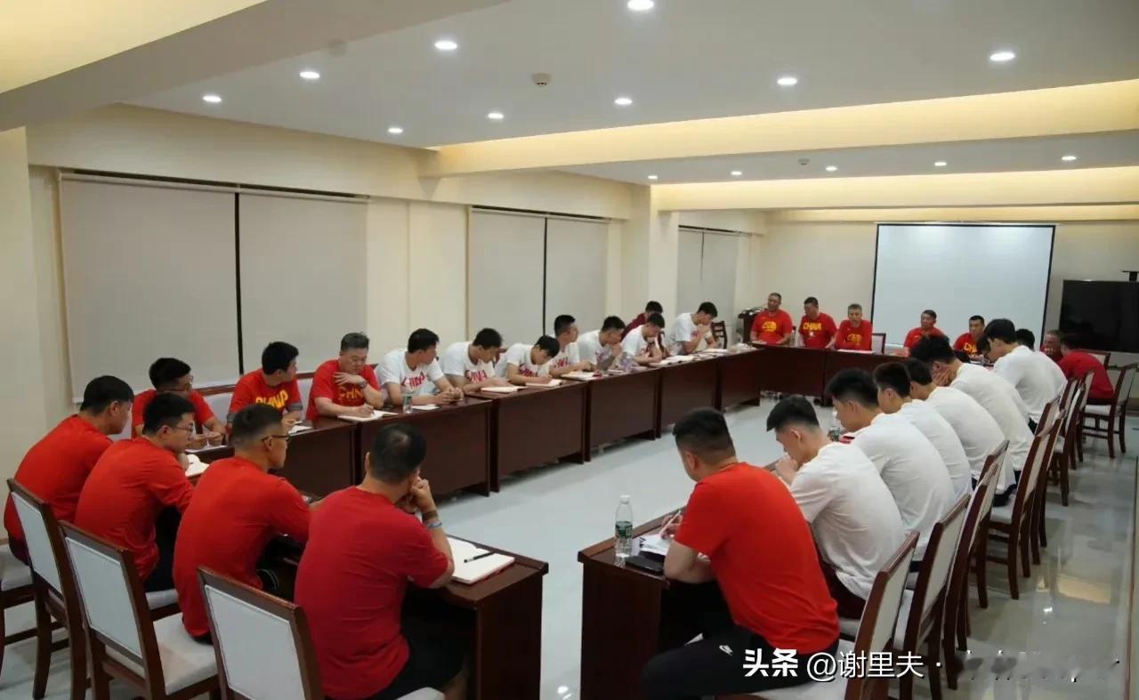 中国男篮集训队入队开大会，从照片放大来看，还有人没来啊，从身穿白色衣服的球员一共