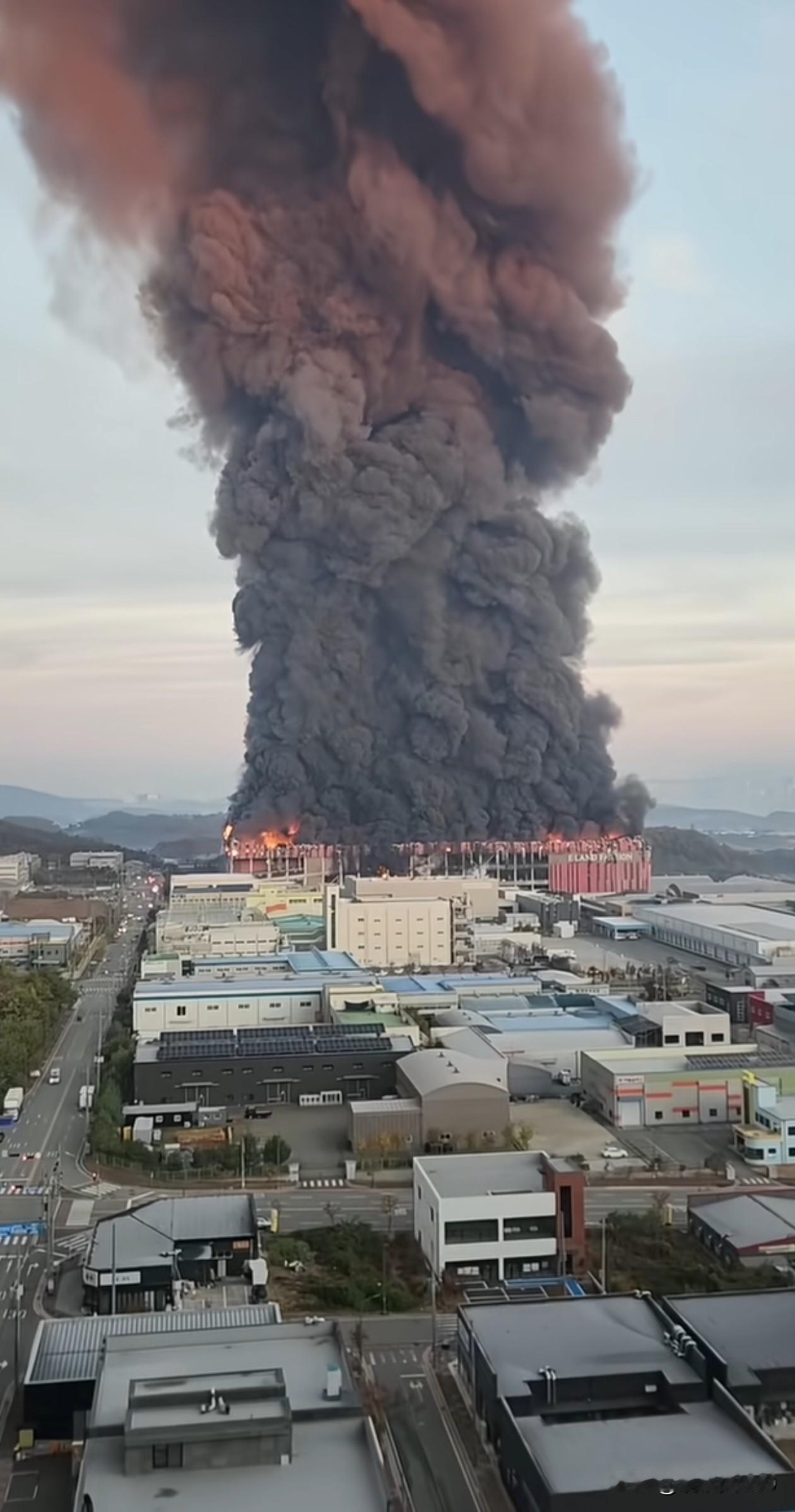 10小时焚尽千万衣物！韩国衣恋物流中心燃成废墟，3人惊险逃生！

11月15日清