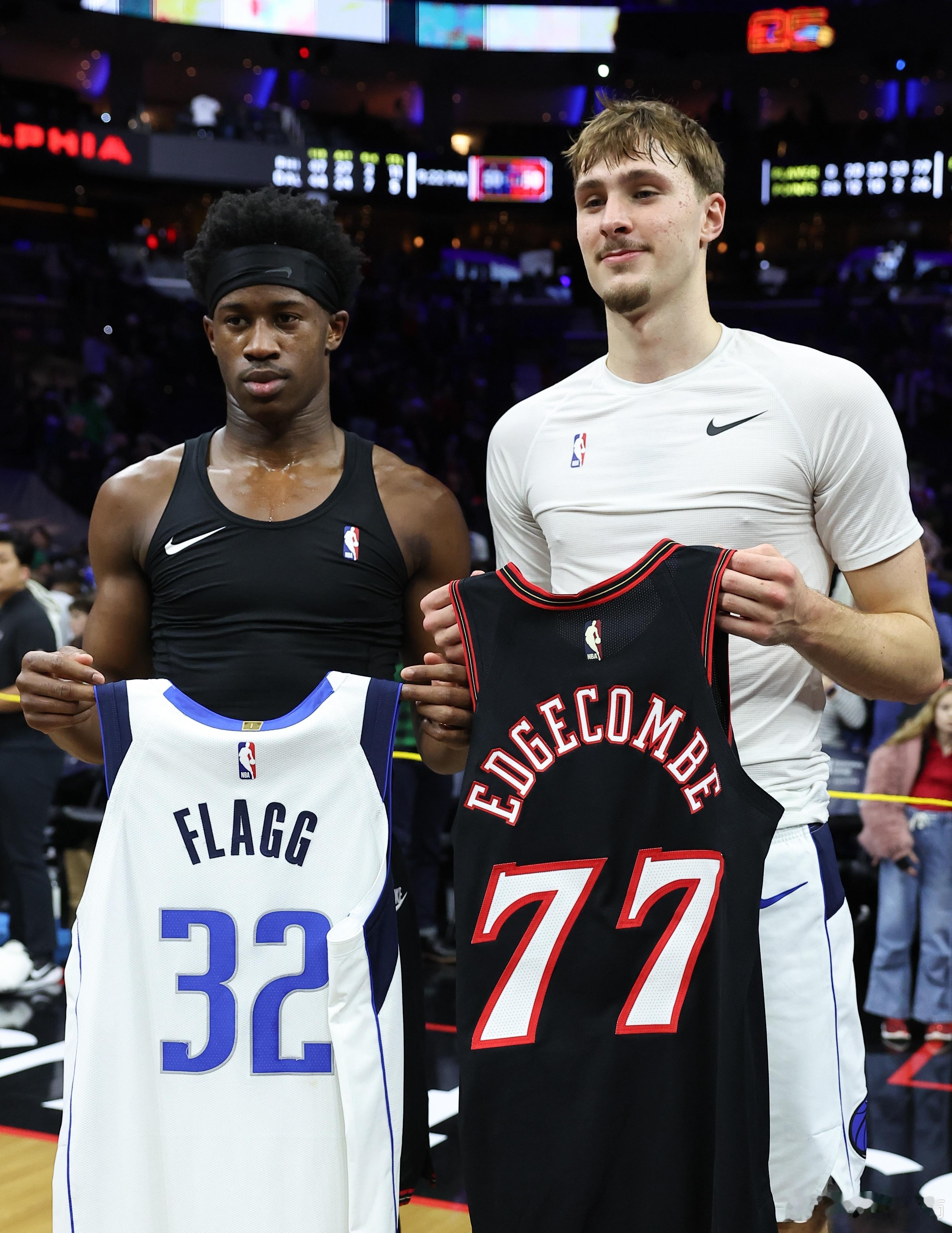 MFFL 弗拉格和埃奇库姆交换了球衣。76人背靠背战胜独行侠弗拉格埃奇库姆双骄对