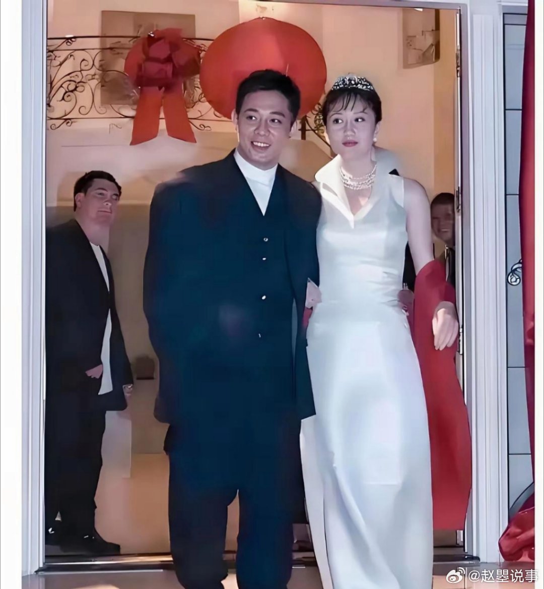 拍摄于1999年的洛杉矶，当时李连杰36岁，利智38岁。我看着结婚照，都是杰哥看