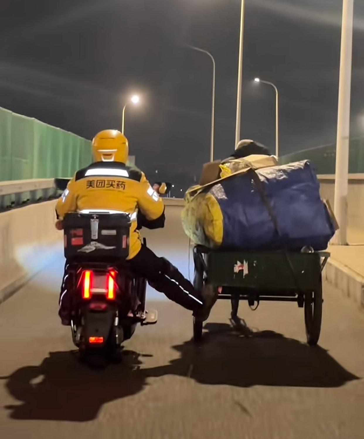 深夜的桥上，这一幕看哭了多少打工人！
必须为这位美团小哥狠狠点赞！

美团小哥骑