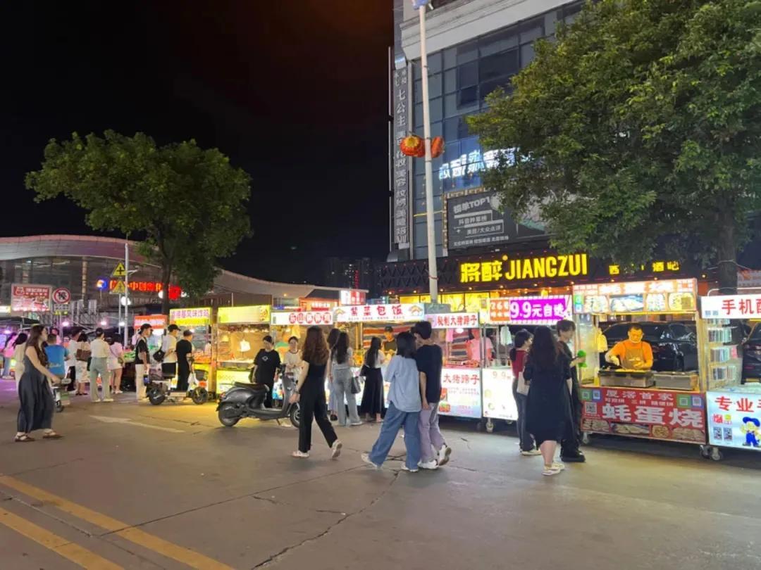 #秋日美食大赏#
厦滘夜市的规模还不错，一条超200米长的小吃街，藏有天南海北的