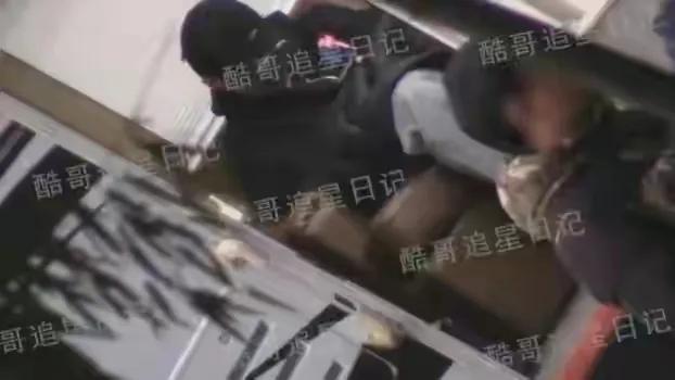 黄晓明又有新恋情？女方是个小艺人 名字叫做赵仕瑾，颜值和baby相似。

黄晓明