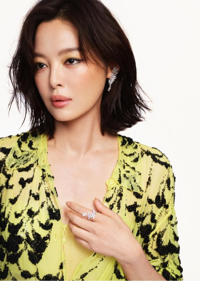 辛芷蕾又来一套香奈儿高定！
上影节开幕式，辛芷蕾作为评委亮相，解锁最新季香奈儿高