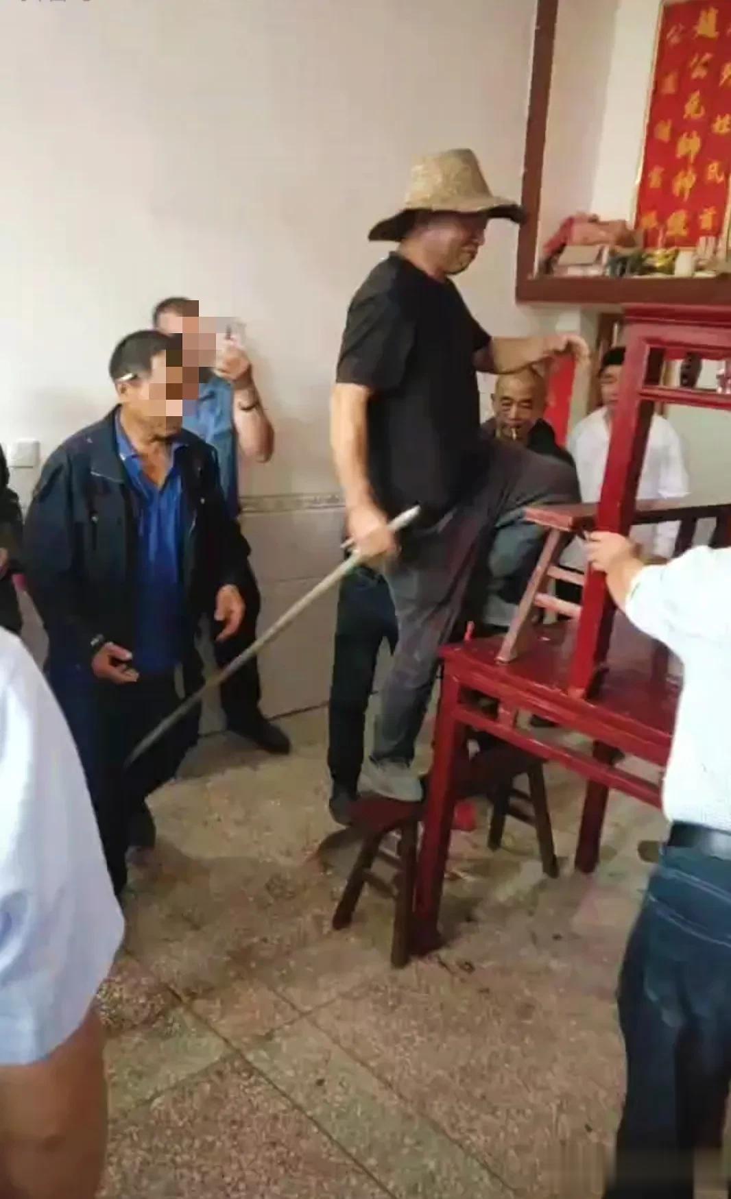 一男一女欲试一下坐神台的效果，在众人的欢笑声中体验了一把，事后什么事都没有发生，