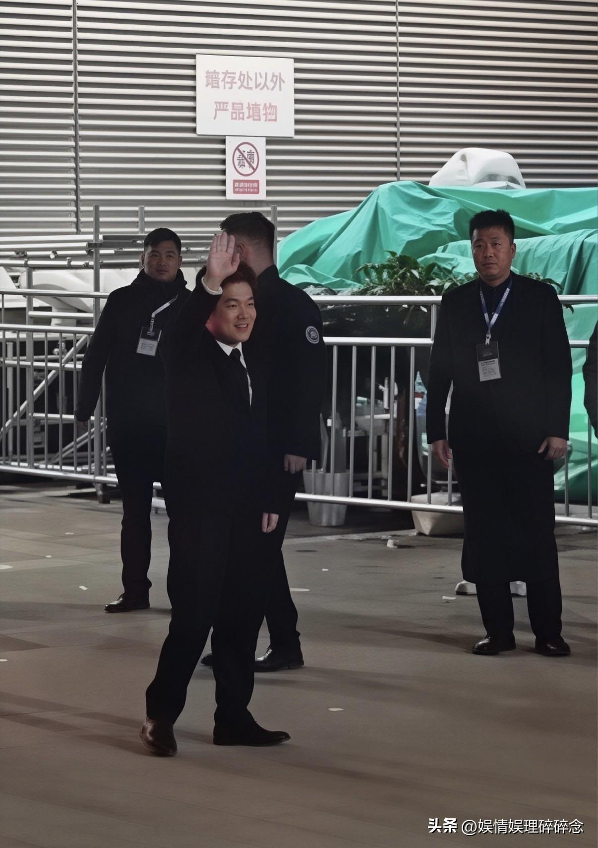 若是在现场看到这一幕，
应该会很激动吧！
一位在AWE现场的博主分享视频，宇辉特