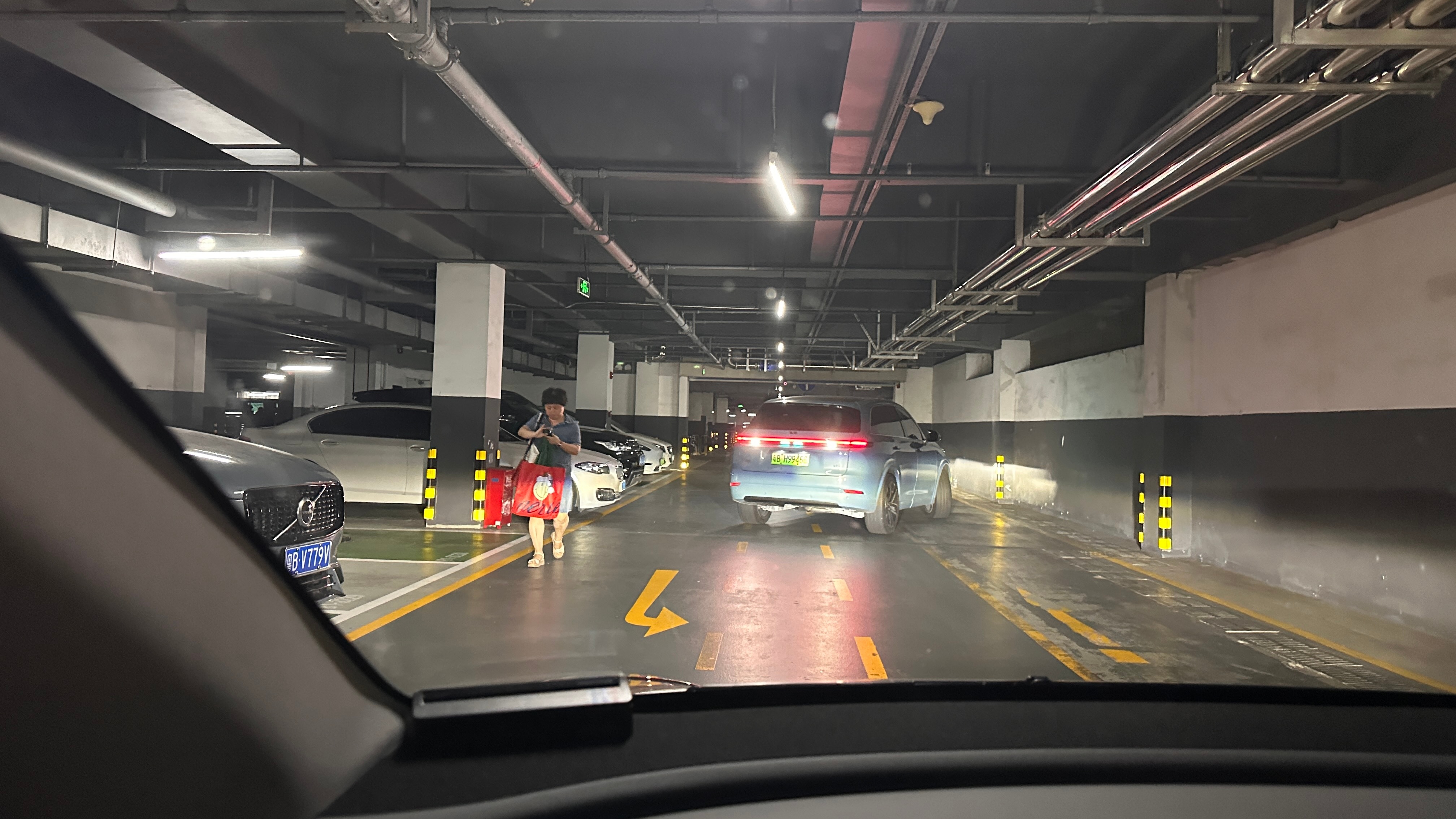 阿姨下车，锁车，自动泊车，一气呵成[笑哈哈]我与汽车的日常 ​​​