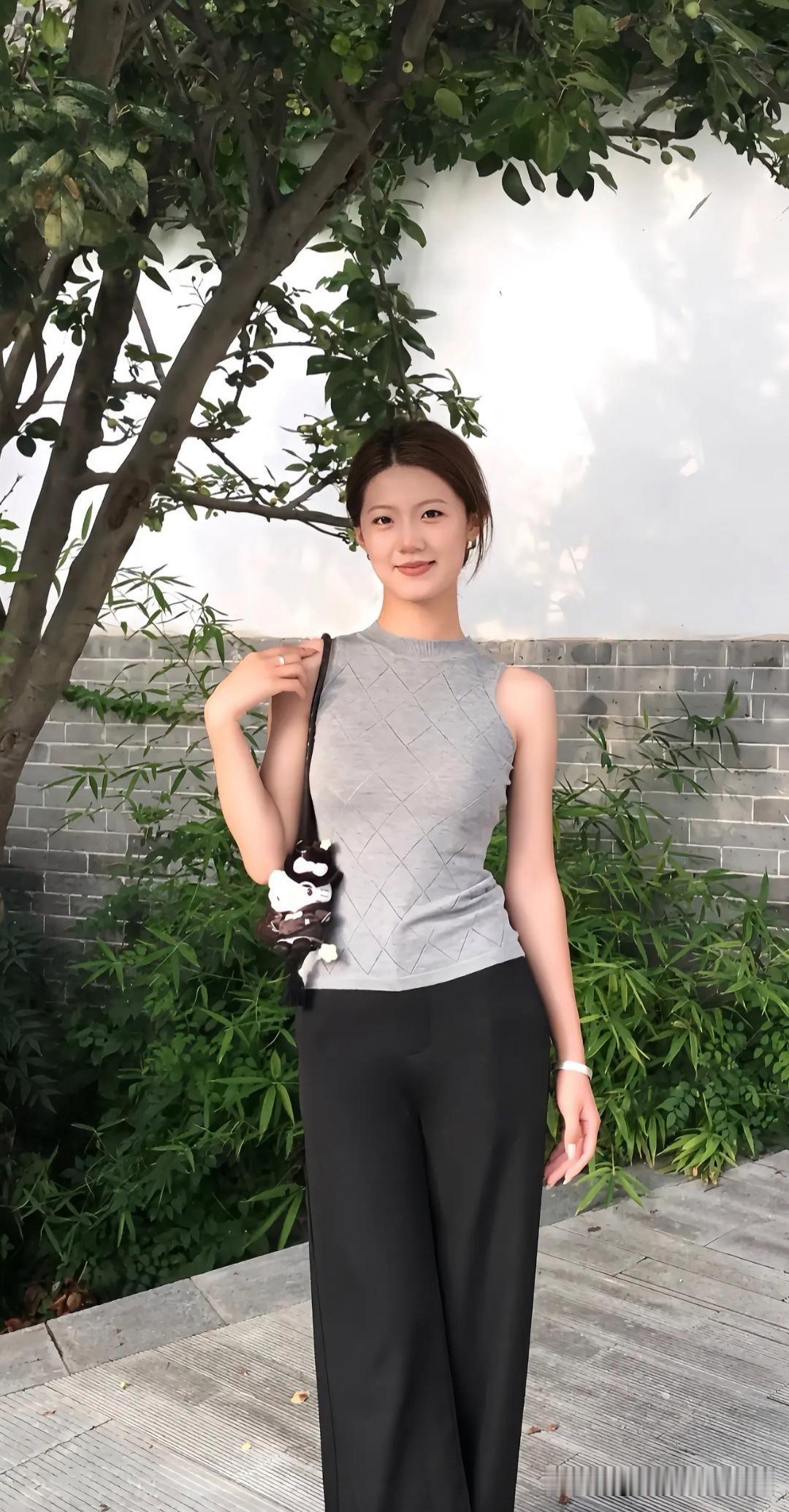 沉静的夜晚，优雅的少女，温柔的微笑，仿佛时间静止。