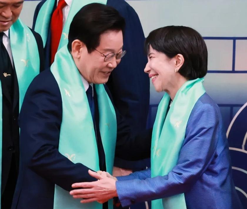 高市早苗那个谄媚样儿，想拉韩国搞军事后勤协定？李在明直接怼回去：先跪下为历史罪孽