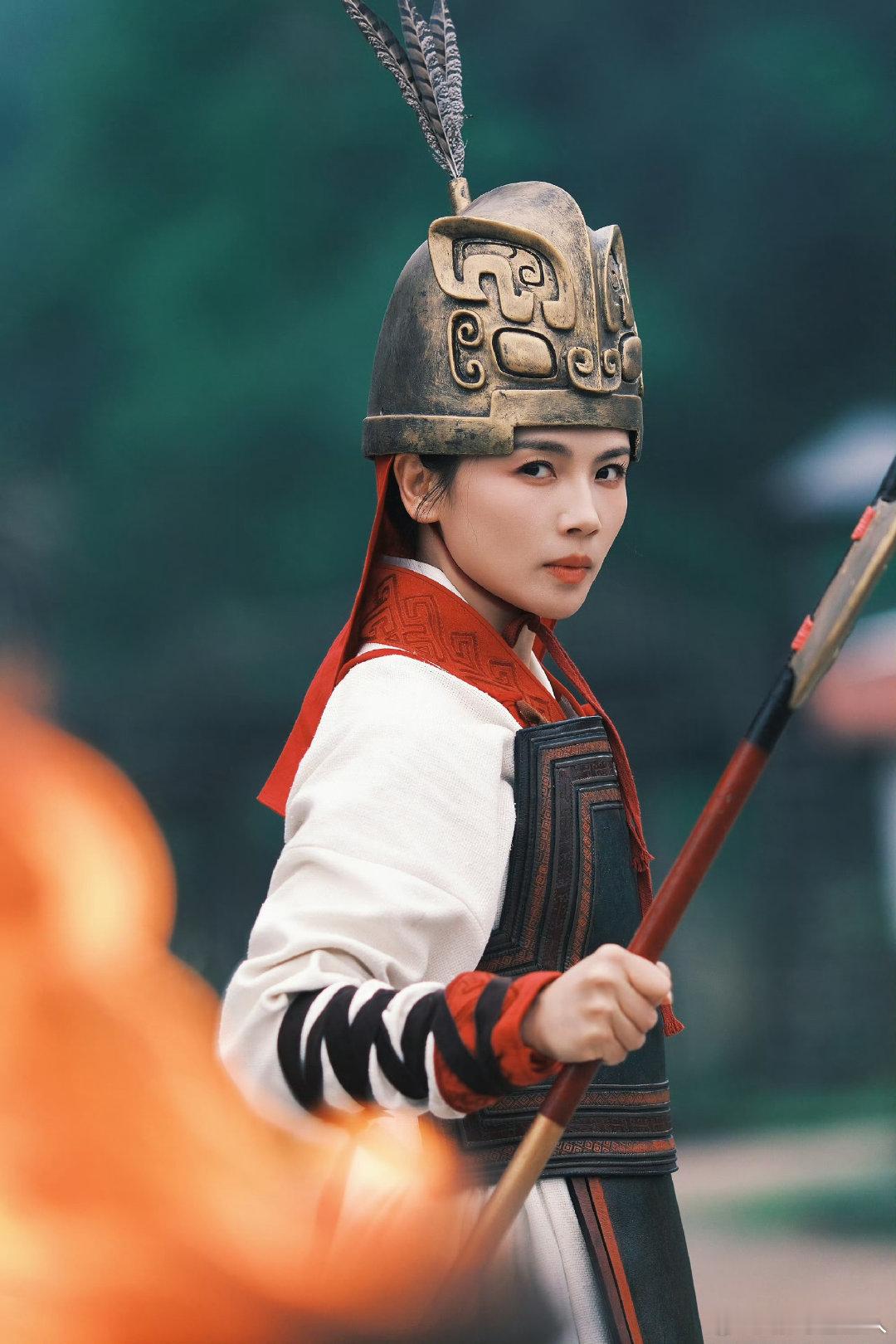 刘涛女将军造型刘涛简直天选妇好考究的商代服饰搭配复古妆造，把久远的历史具象化。披