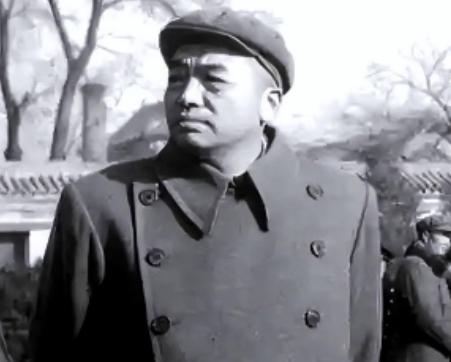 1961年11月，已被罢官的彭德怀回乡，湘潭地委书记华国锋等设宴招待。在饭桌中心