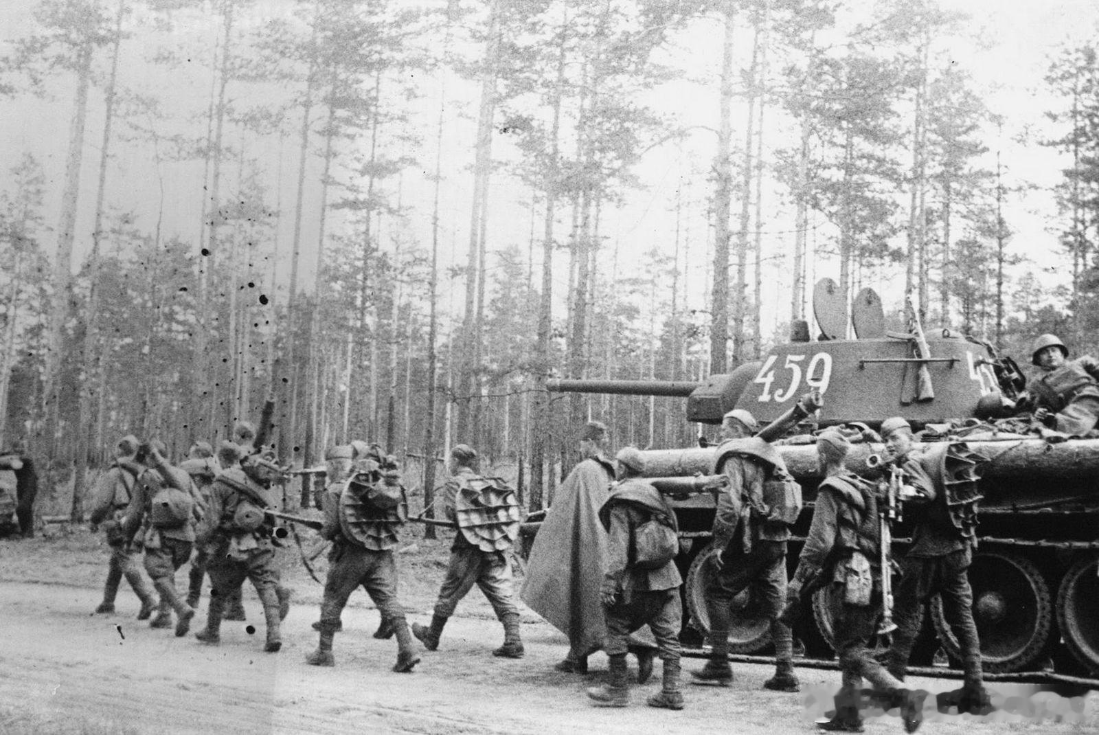 1944年6月苏军列宁格勒方面军向维堡进军的一列部队。一支携带82毫米迫击炮的迫