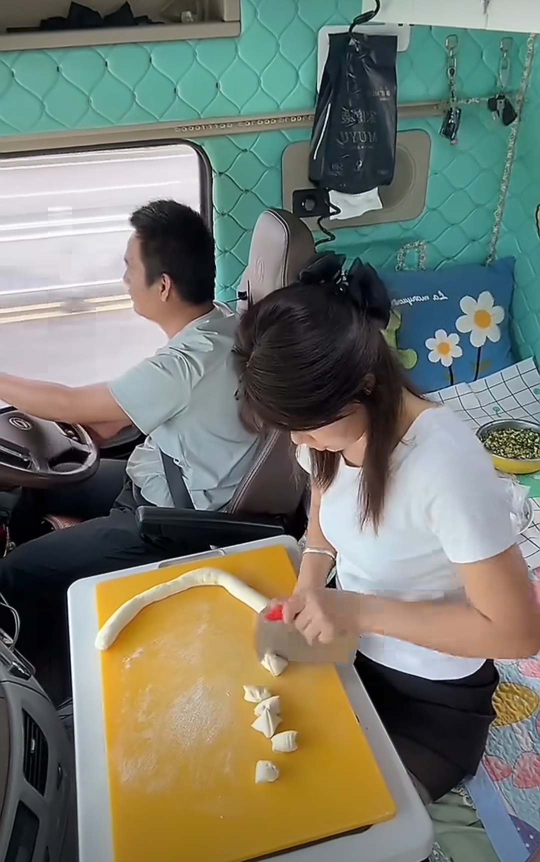 中国夫妻在卡车上包饺子的视频在外网火了行车中这样包饺子，虽说从感性角度挺浪漫的，