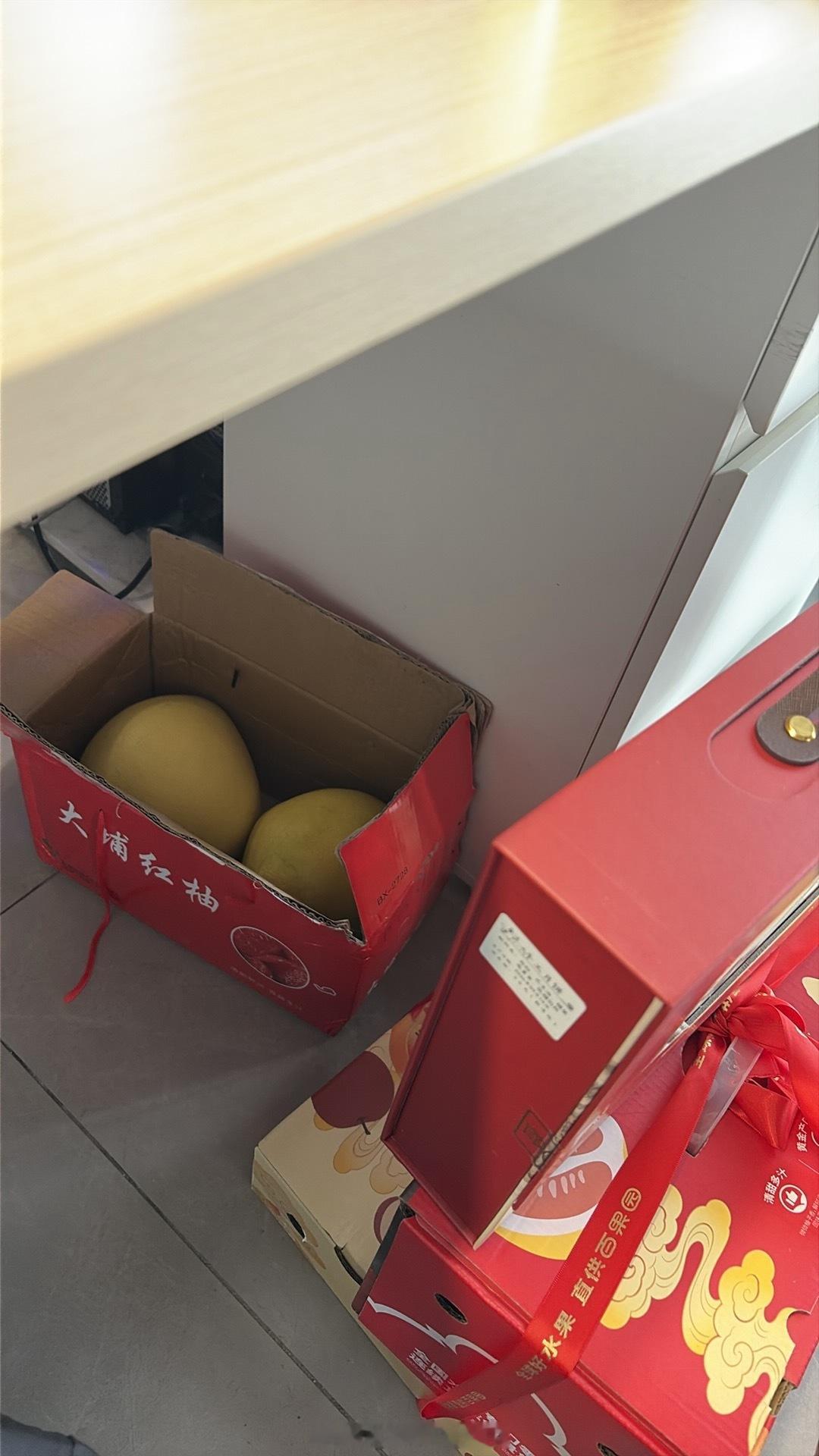 这次公司很大方发了3箱中秋礼品，达人寄给我的柚子还没有吃完，公司又发柚子了 ​​