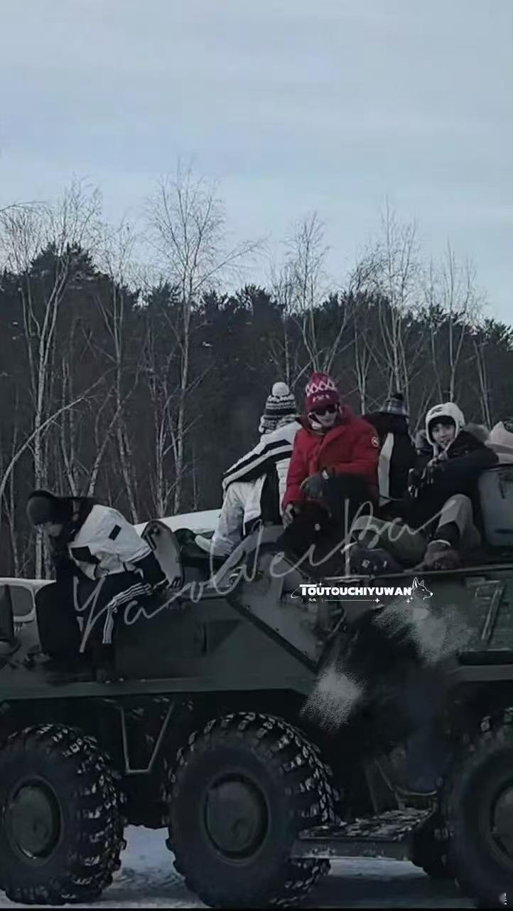 时代少年团坐装甲车时代少年团俄罗斯录制路透时代少年团俄罗斯录制路透，不错不错，