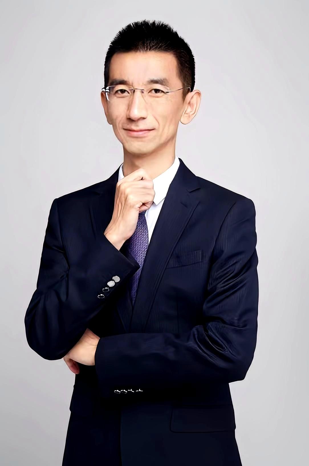 孙东旭还是没有回公司。
俞老师说周成刚是他的固定搭档。
周成刚是在管理新东方啊，