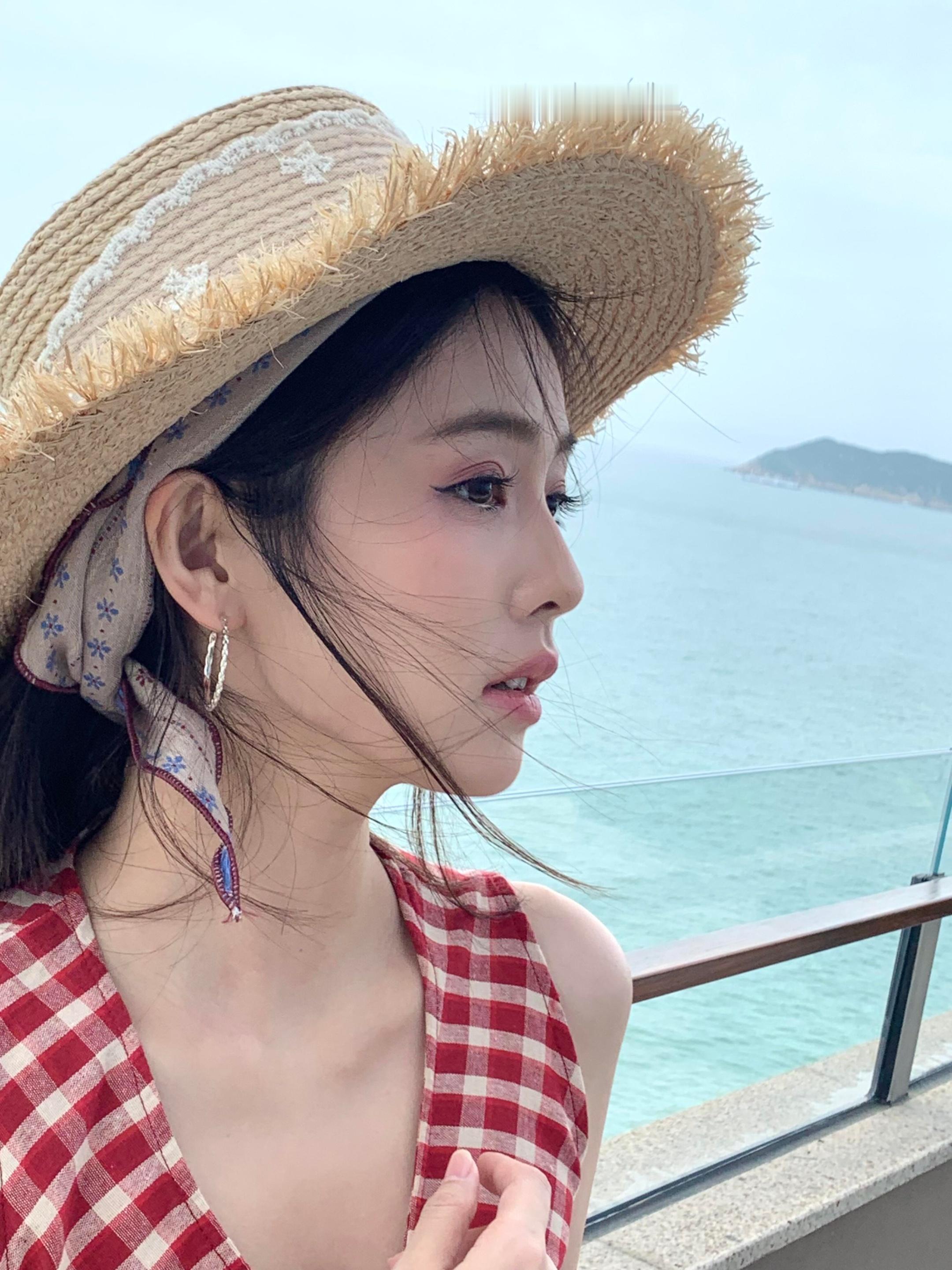 我家live神吧！.......... 白鹿海边度假 . 白鹿跳夏天的风手势舞