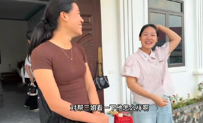 三姐离婚已经好几年了，一个人带着孩子生活，自从小松和秋秋结婚以后他们带着三姐一起
