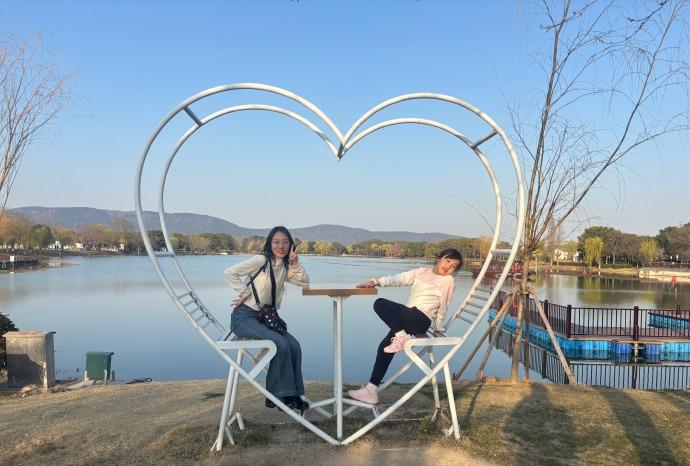 这日子啊，缘来了就笑迎，缘去了也洒脱。相聚时热闹满心欢喜，散场后各自安好也是风景