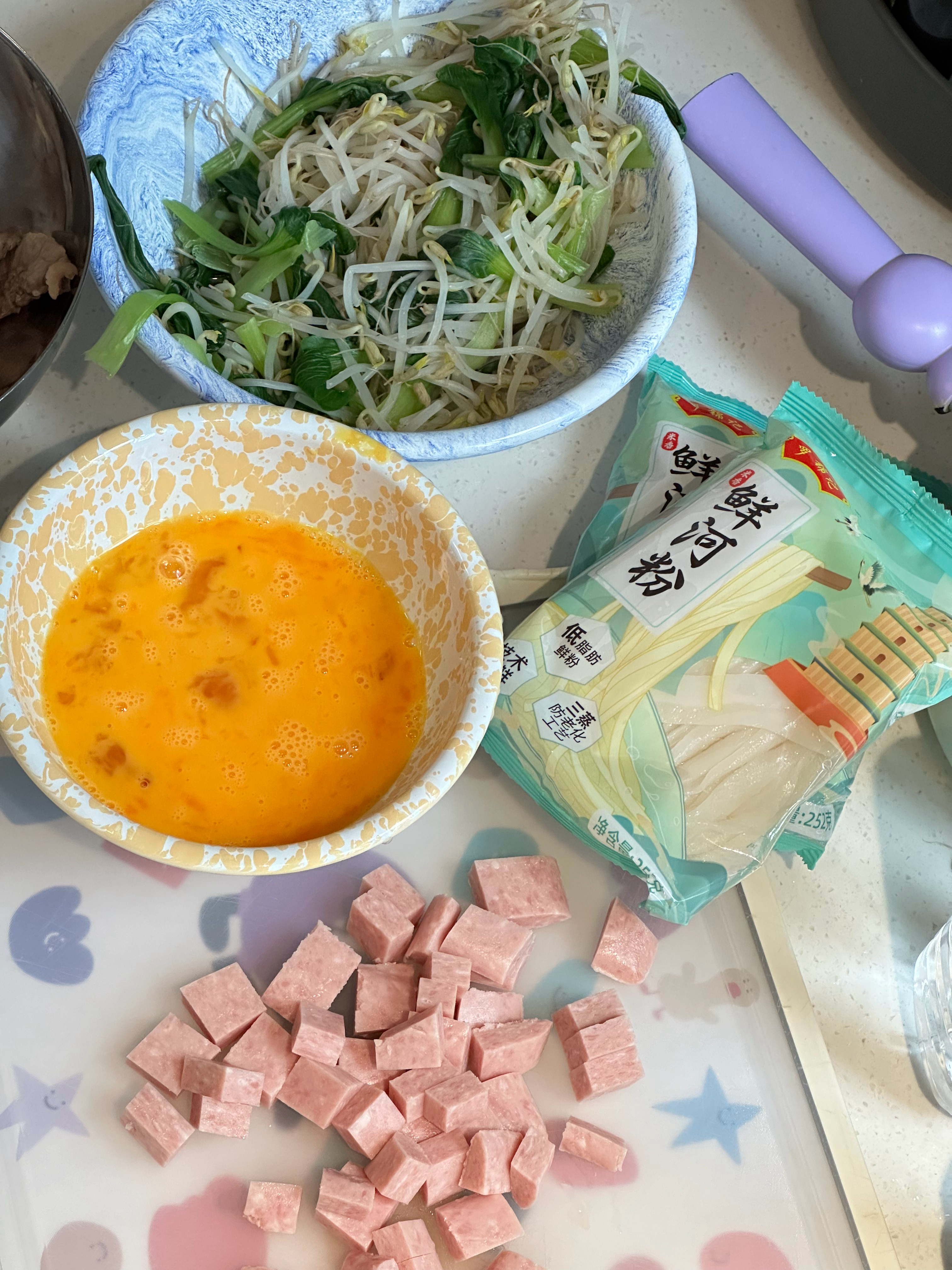 哇哈哈哈超级成功！！家庭健康版菜多多肉多多蛋多多炒河粉！而且好简单！！！就是备好
