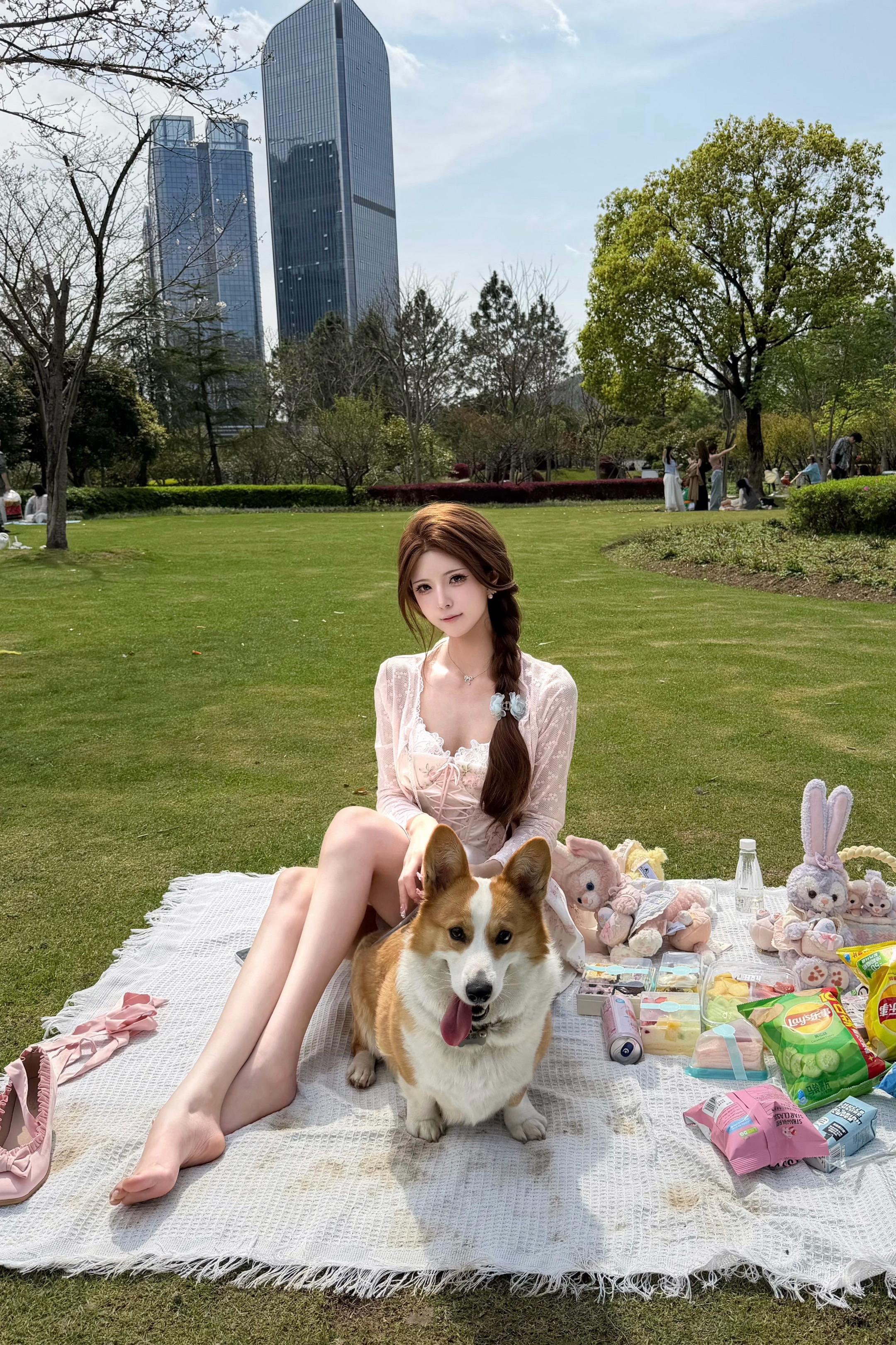 我爱上一个乙木女 她爱花 爱草 爱一切自由的事物