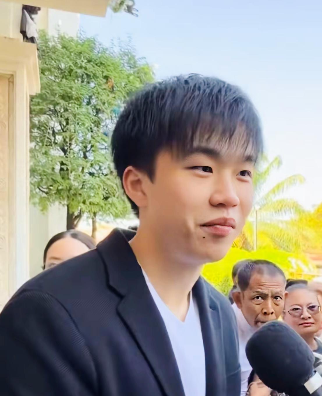 英拉儿子素帕赛这是遗传了妈妈的优秀基因啊！
素帕赛长相很帅气清秀啊！
素帕赛单看