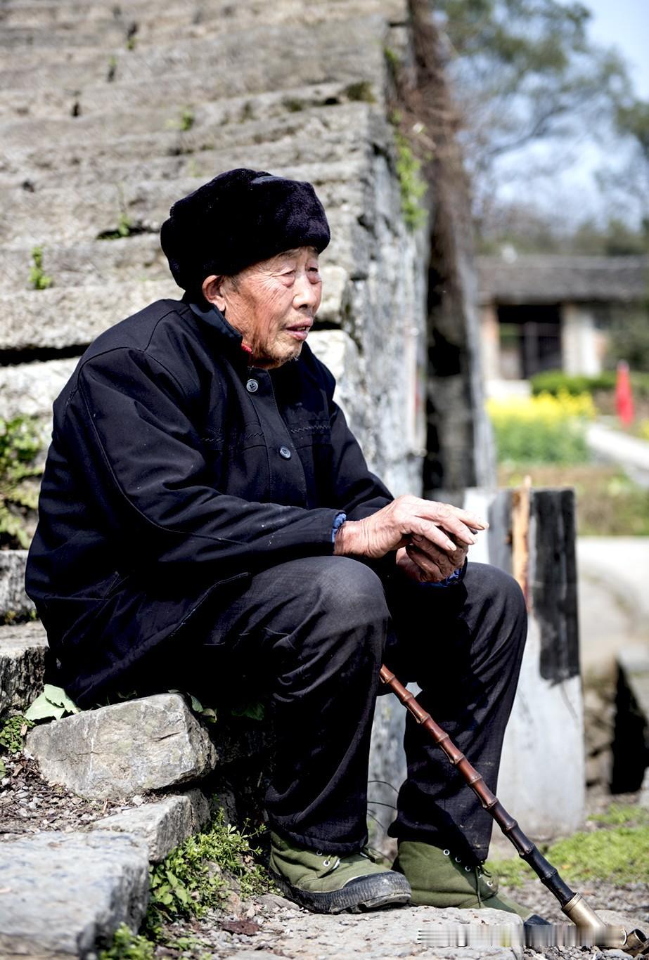 我觉得农村发展最缺的，从来不是单一的钱或项目，而是能扎下根、留得住、带得动的人，