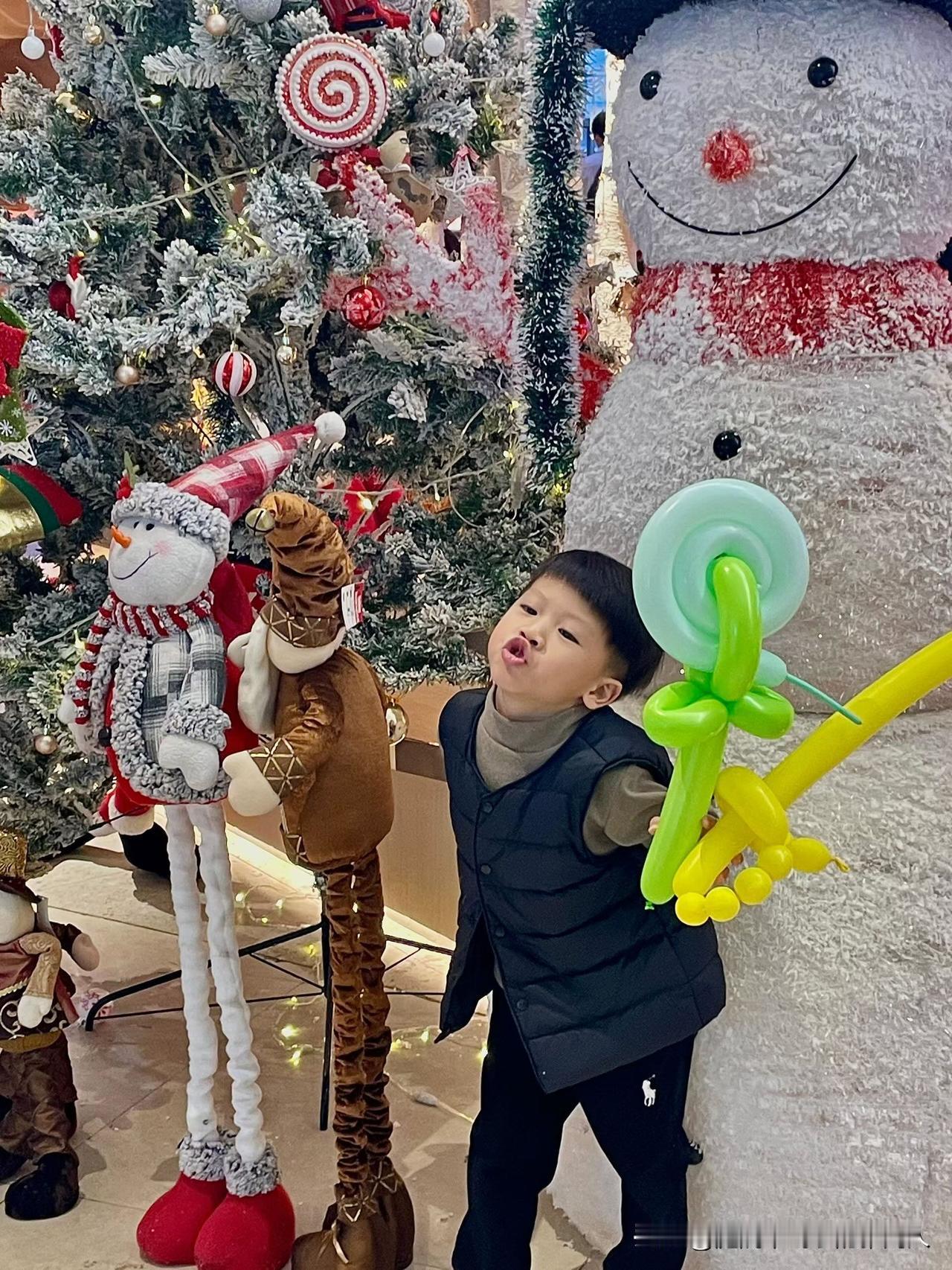 孩子越大，越要告诉他。第一，这个社会不看眼泪，只看本事
你可以心疼他的小委屈