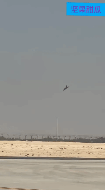 三哥这下不要想卖战机了。当地时间11月21日下午2点10分，参加迪拜航展的一架印