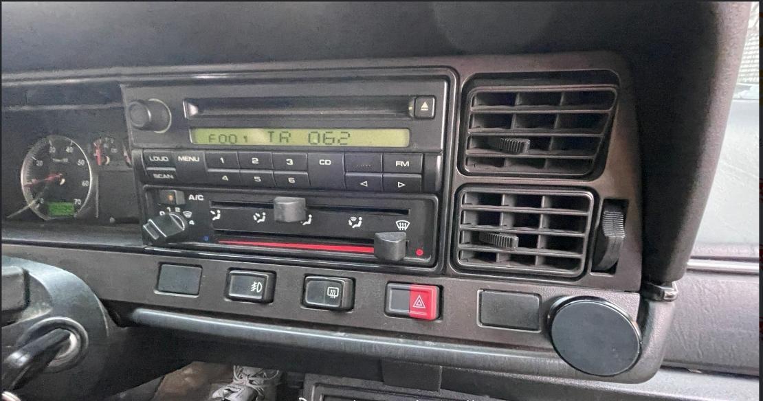 今天坐了一款车龄快二十年的老车，老大众桑塔纳，里程20多万～
大哥说这车是去年花