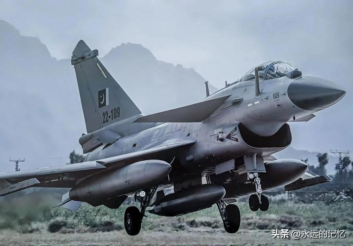 家人们，你知道吗？有一款战机，被英国人称为“经历战火洗礼的狠角色”，被日本人评价