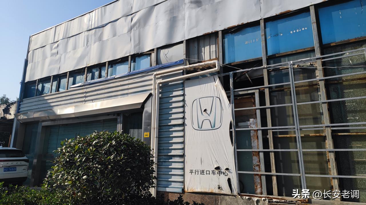 没落的三桥车城，没落的进口汽车。曾经高大上的进口汽车经销商车展大厅现在已经破败不