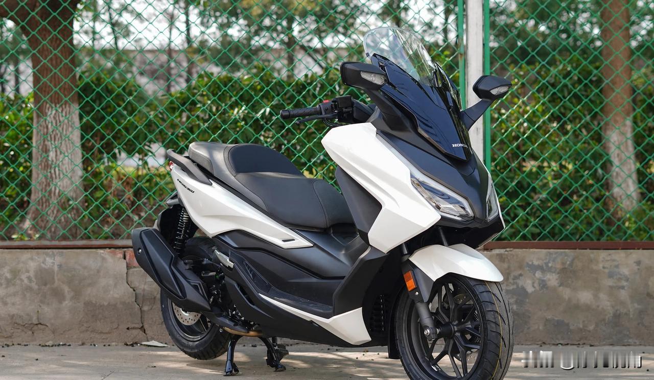 5万块的踏板车，你愿意买吗？一个是雅马哈XMAX300，一个是本田佛沙350，其