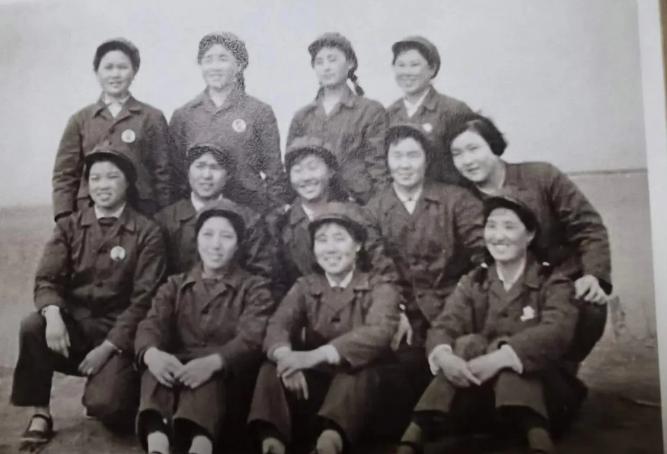 1966年夏，16岁的上海知青王庆军初中毕业后跟着一帮同学一起坐车去了新疆。
