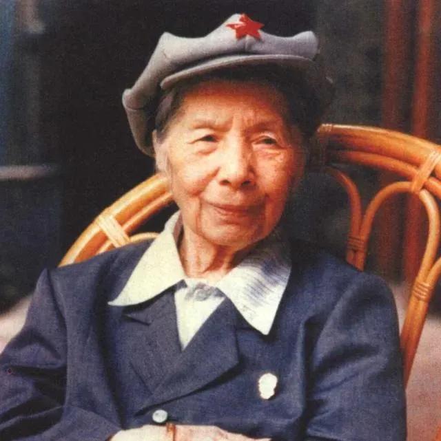 1934年，她裹着小脚参加长征，途中还在羊圈里生下了一个女儿，产后只能靠吃草补充