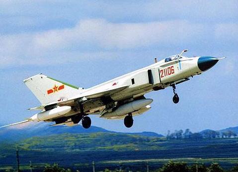 2003年，我军歼-8在空中发射了一枚导弹，不料导弹卡在机翼下纹丝不动，瞬间将战