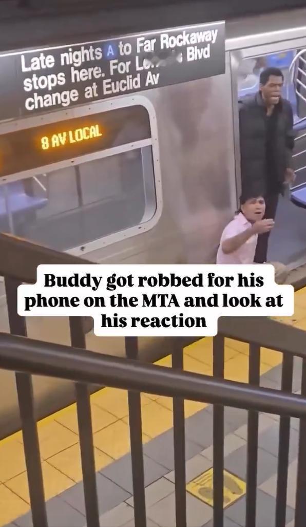 2025 年 8 月的视频，在纽约地铁开往远洛克威半岛的列车停靠某站，视频中一名