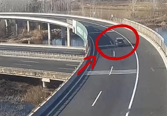 司机157km/h过弯失控翻两圈险坠桥157km/h在高架上过弯，这样离谱的操作