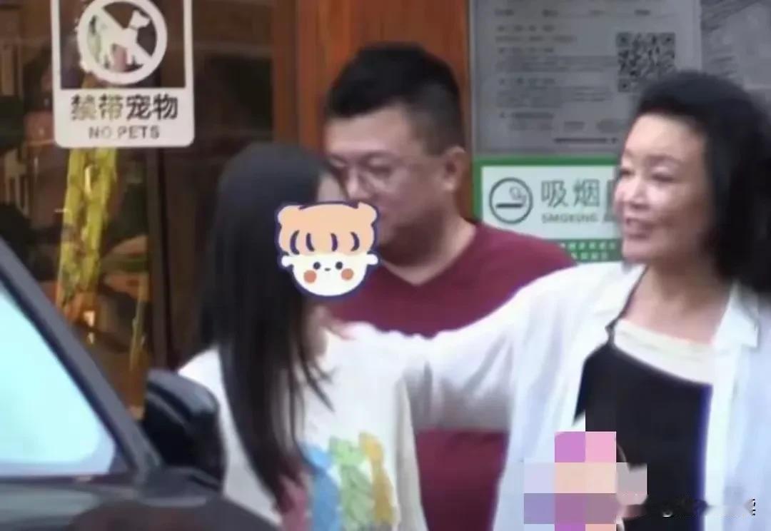 湛兰真是闲不住
从法国浪漫回来

立马听取网友的建议
安排了一桌祖孙情聚餐

带