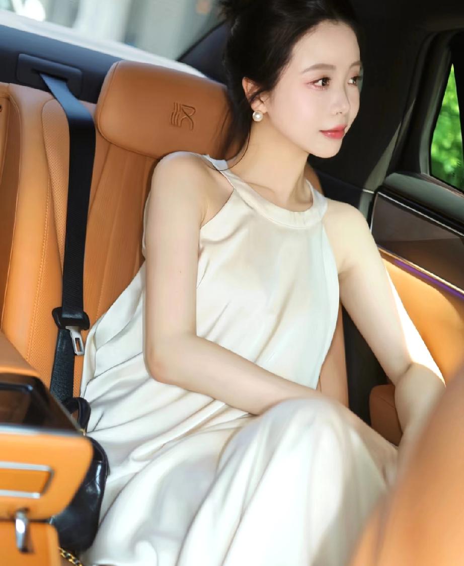 一个女人就算五官再精致，

只要一弯腰驼背，
整个人的气场就塌了，

显得没精神