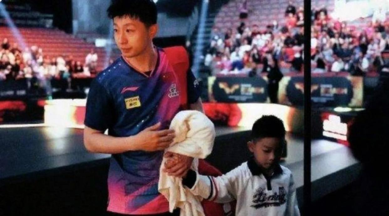 你说这年头，连看个比赛都能变成家庭伦理剧，真是让人忍不住想笑又觉得心酸。一个个小