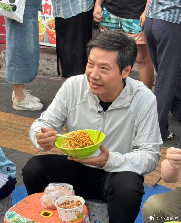 雷军说在街边吃热干面几十年没变 雷军现身武汉街边小摊坐板凳吃热干面，回忆自己武大