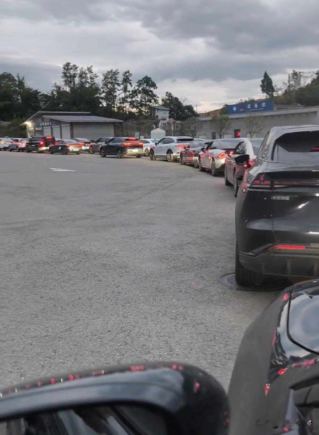 国庆高速充电等4小时还限充，谁为电车车主囧途买单？

这两天刷到不少电车车主晒的