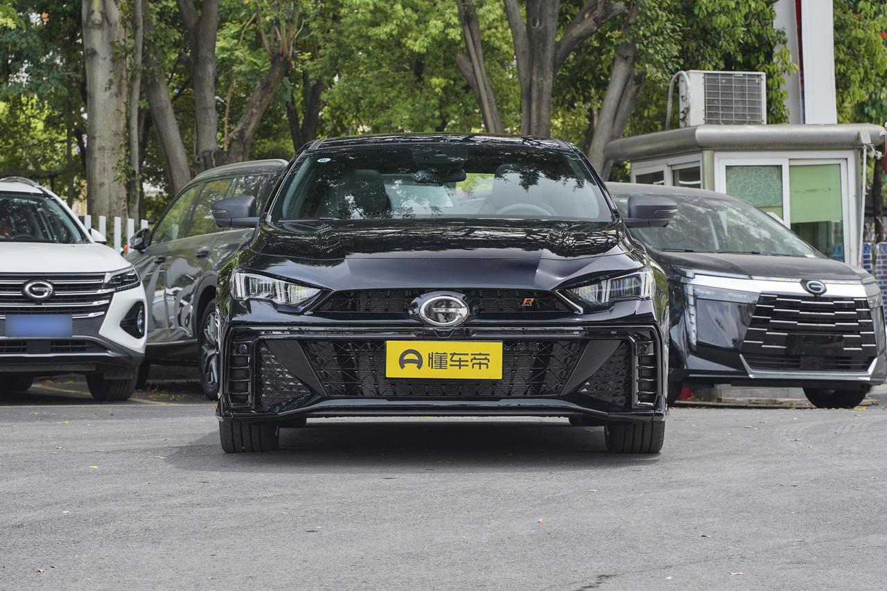 影豹和UNI-V都卖11万，一个坐得舒服，一个看着上头，到底买哪个才不算踩坑。