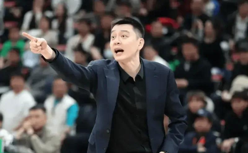 辽宁男篮这边才官宣杨鸣指导，因身体原因卸任。
杨鸣指导，当即把天赋带到NBA！