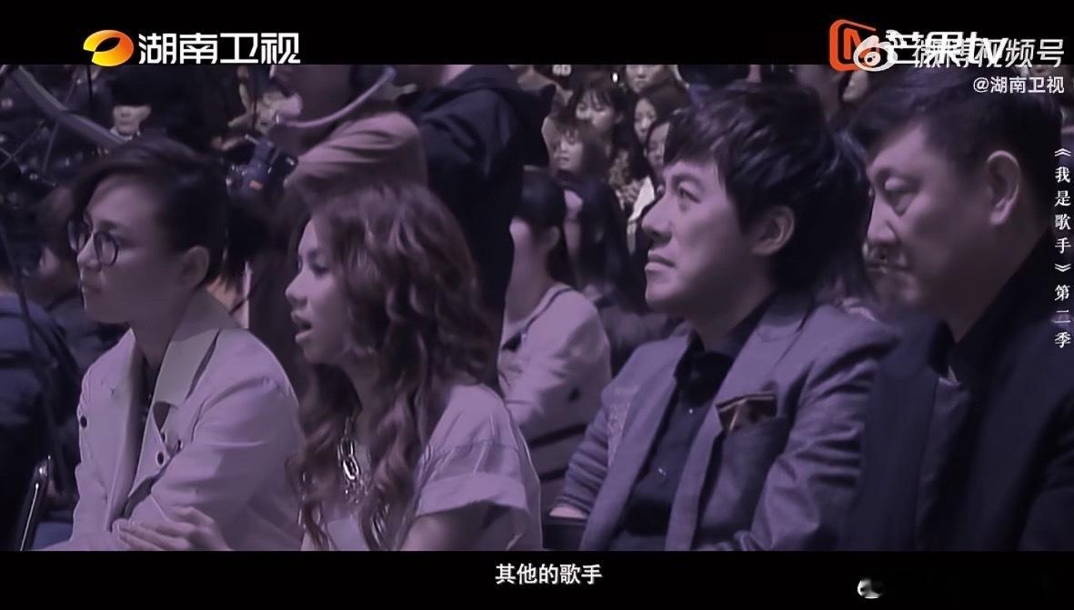 最后这句送给所有歌坛人：感恩被托举过，也勇敢去托举后来者。韦唯说谁不是后辈的垫脚