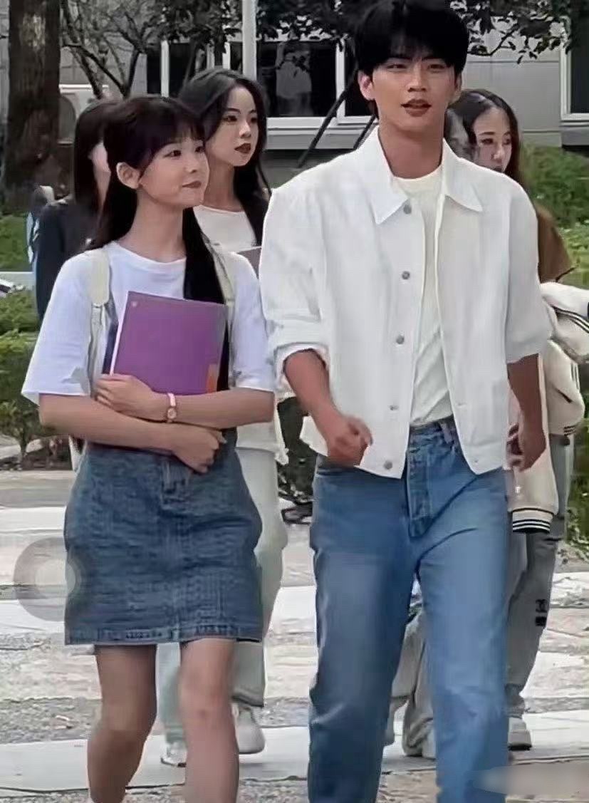 怎么感觉群演比女主还漂亮 