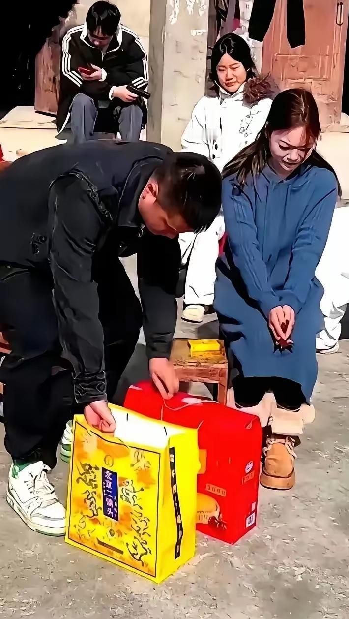 相亲被拒后折返拿礼物，这小伙子“抠”吗？我倒觉得挺清醒！
 
谁规定相亲送了礼，